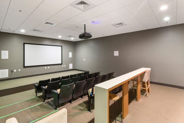 Projector Screen Size for Business Presentations: Making the Right Choice