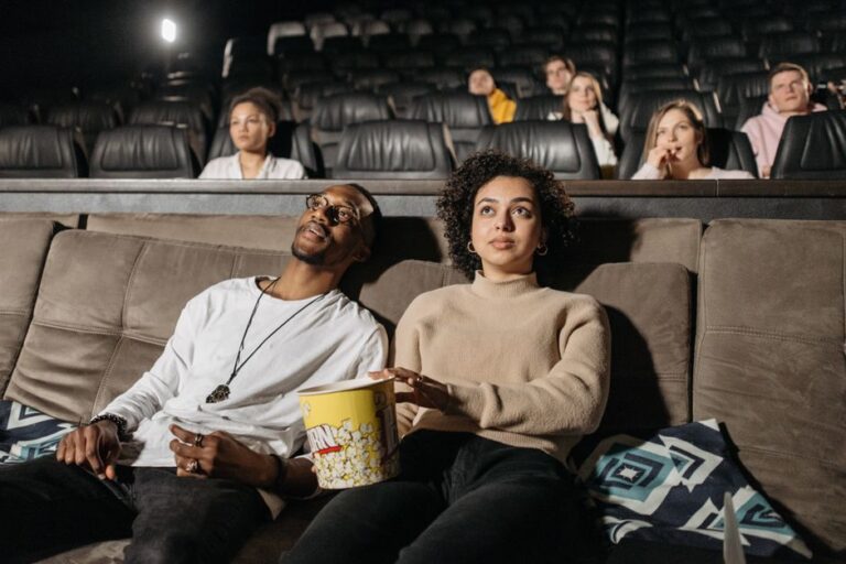 Manual Projector Screen vs Tripod Screen: Which Is Right for You?