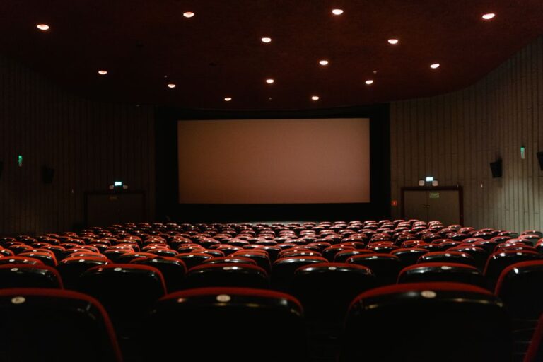 Setting up a Projector Screen: Mounting Height and Positioning Tips