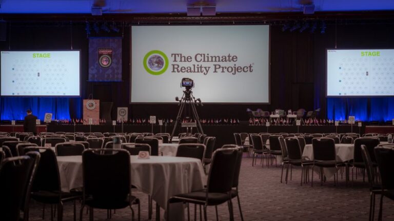 Tripod Projector Screens: Setting Up for Optimal Viewing