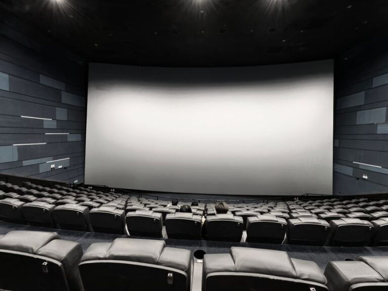 Creating the Ultimate Home Cinema: Projector Screen Size and Aspect Ratio Considerations