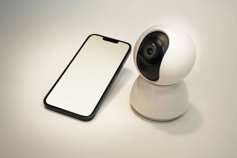 Smart Home Meets Home Cinema: How to Integrate Your Projector Screen with a Smart System