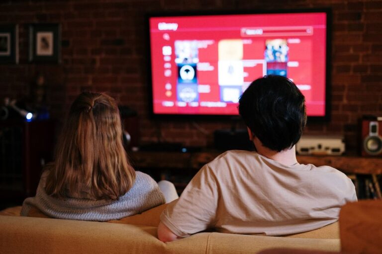 Manual vs. Electric Projector Screens: Which One is Right for Your Home?