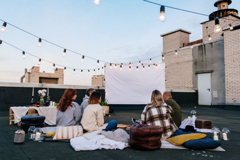 Choosing the Right Projector Screen for Your Living Room: A Buying Guide