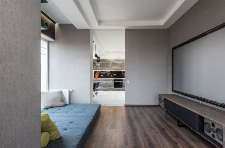 Choosing Between Wall and Ceiling Mounts for Your Projector Screen