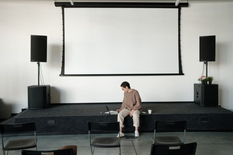 Portable Projector Screen Setups: Tips for Classrooms and Training Sessions