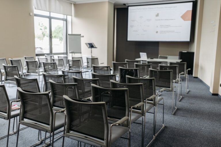 A Comprehensive Buying Guide to Projector Screens for Conference Rooms