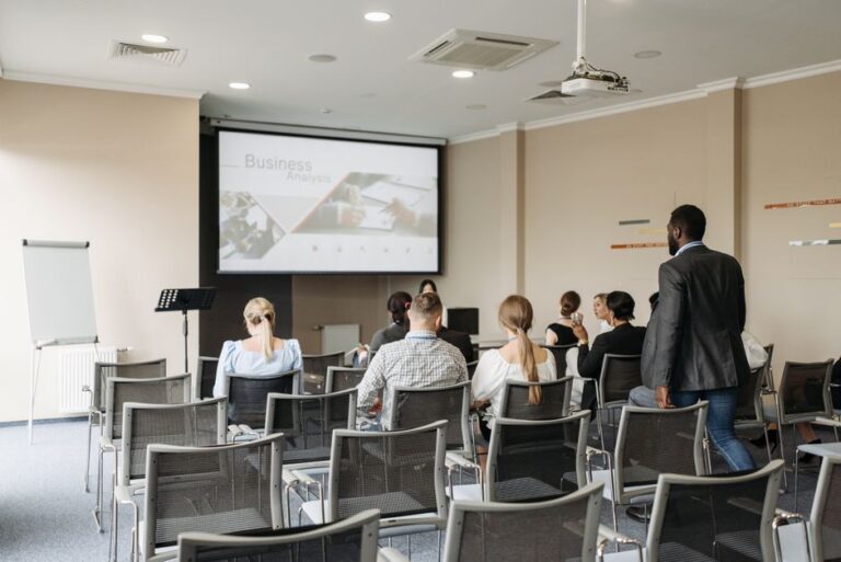 Maximizing Presentation Clarity: Selecting the Right Projector Screen for Business