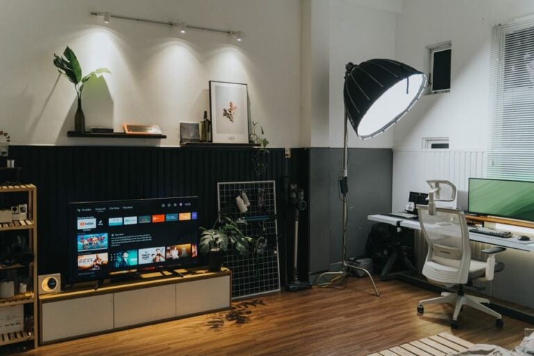 Projector Screen Buying Guide: Considering Room Size and Projector Compatibility