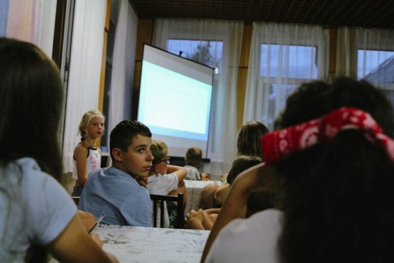 Choosing the Ideal Projector Screen for Classroom Settings